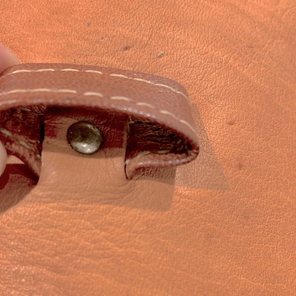 Artisanal leather purse in cognac with “horn” closure, back zipped pocket - Picture 7 of 15